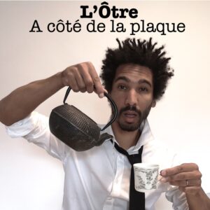 À coté de la plaque